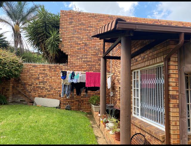 3 BEDROOM TOWNHOUSE FOR SALE IN RIDGEWAY
